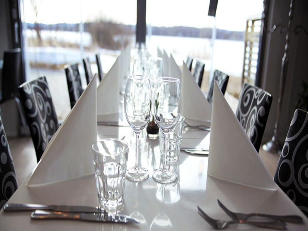 Hasse Pa Sjoekanten Hotell & Restaurang Йёнчёпинг Экстерьер фото