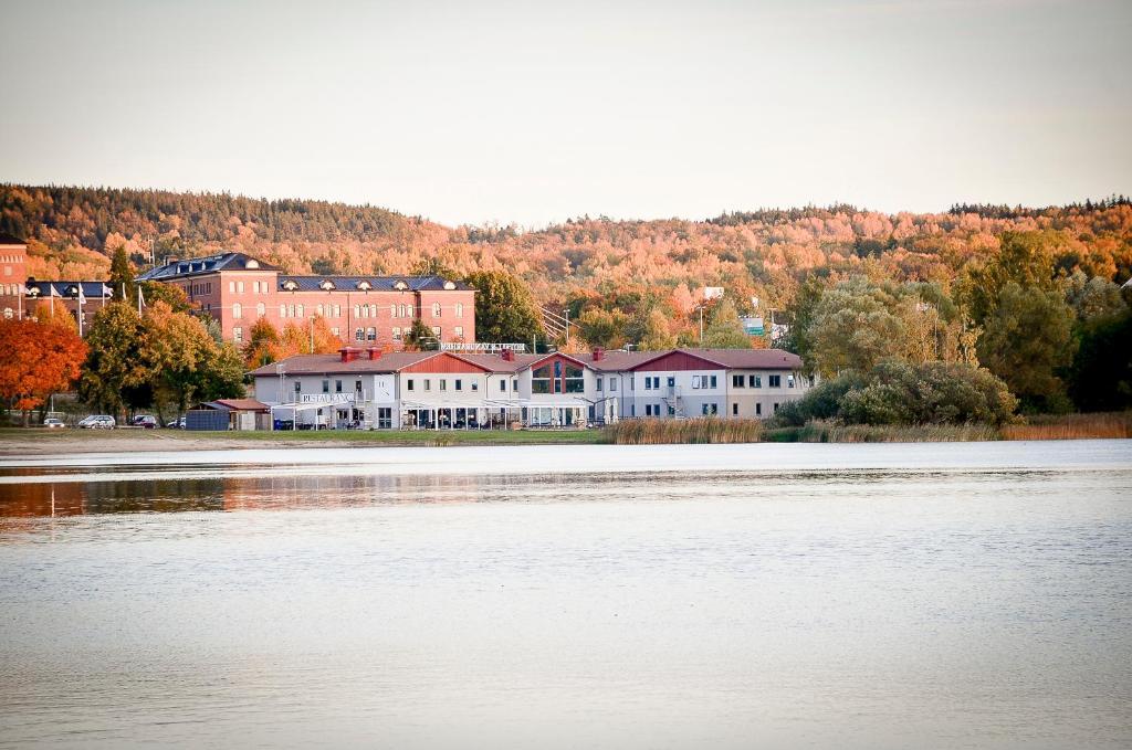 Hasse Pa Sjoekanten Hotell & Restaurang Йёнчёпинг Экстерьер фото